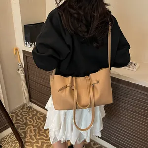 Sac fourre-tout chic en similicuir kaki avec design ailes et bandoulière réglable