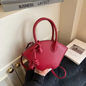 Sac à main rouge moderne avec charme tressé et bandoulière réglable pour l'été