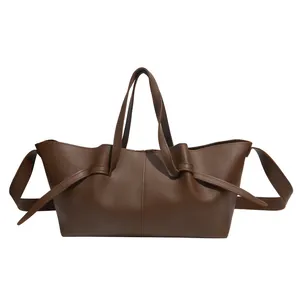 Grand sac cabas marron foncé avec détails de nœuds et bandoulière réglable