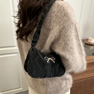 Elegante borsa sottobraccio in raso nero con chiusura a farfalla dorata in stile vita