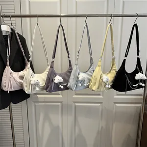 Minimalistische Retro-Schultertaschen in sechs Farben mit flauschigem Anhänger