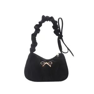 Elegante borsa in velluto nero con fiocco dorato e manico arricciato per donna