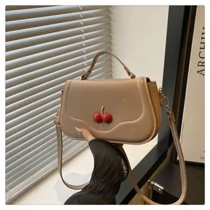 Sac à bandoulière marron clair chic avec détail cerise et bandoulière amovible