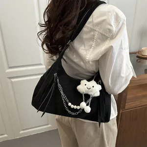 Minimalistische schwarze Nylon-Schultertasche mit Silberkette, Perlen und Wolkenanhänger
