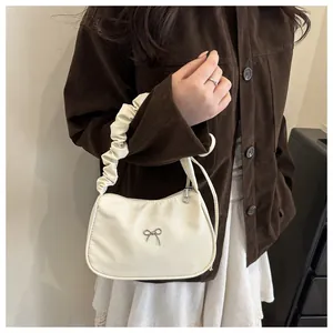 Sac sous le bras en nylon crème avec poignée froncée et nœud métallique argenté