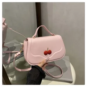Sac bandoulière rose avec décor cerises 3D et sangle réglable pour femme