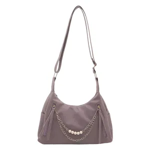 Lavendelfarbene Halbmond-Tasche mit Perlenketten, Quasten und verstellbarem Gurt