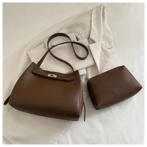 Conjunto de bolso marrón minimalista con cierre metálico plateado y estuche a juego