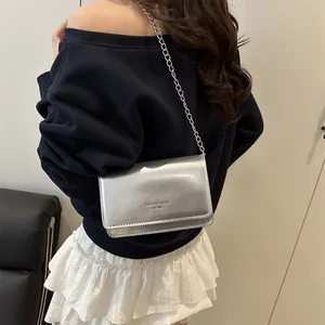 Minimalistische zilveren spiegel PU-schoudertas met metalen ketting voor dames