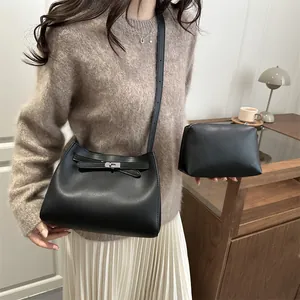 Minimalistische schwarze Lederhandtasche im Set mit silbernem Metallverschluss