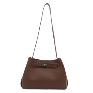 Klassische braune Lederhandtasche mit silberner Metallschnalle und Henkel oben