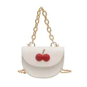 Mini bolso bandolera blanco chic con detalle de cereza roja y correa de cadena dorada