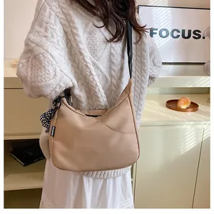 Détail du sac cabas kaki avec étiquette mode et bandoulière noire réglable pour femme