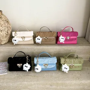 Sacs à main minimalistes en six couleurs avec chaîne et pendentif en peluche doux