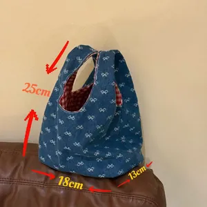 Detaillierte Größenangaben für Denim-Handtasche mit Sternmuster und Maßen 25x18cm