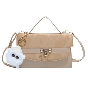 Sac bandoulière kaki tendance avec rabat effet marbre et breloque en peluche