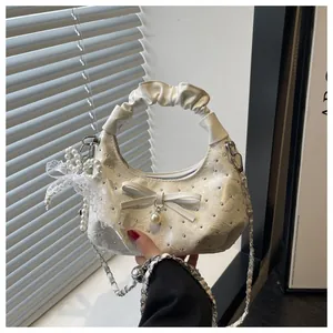 Borsa hobo a mezzaluna bianca con manico a pieghe, pendente con perla e tracolla a catena