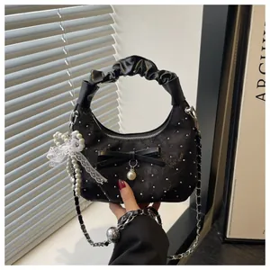 Borsa hobo nera con manico a pieghe, ciondoli con fiocco di perle e pizzo elegante