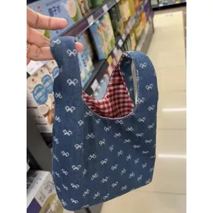 Handtasche aus Denim mit Schleifenmuster, rot kariertem Futter und Stickerei