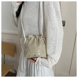Detailaufnahme der Blumenstickerei auf der gewebten Oberfläche der Bucket Bag