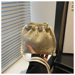 Detailansicht der beigefarbenen gewebten Beuteltasche mit Blumenstickerei und Kordelzug