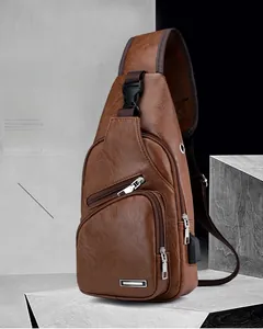 Détail du sac de poitrine en similicuir marron avec port de chargement USB intégré