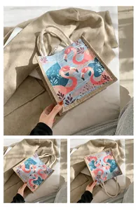 Detail der Jute-Tasche mit Flamingo-Print und robusten weißen Seilgriffen