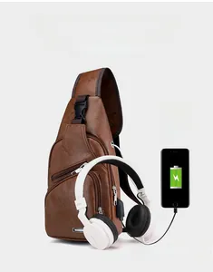 Sac de poitrine en similicuir marron avec port de charge USB externe et prise casque