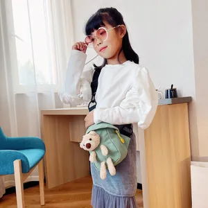 Borsa a tracolla in tela verde per bambine con orsetto di peluche 3D e cerniera gialla