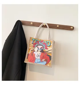 Detail van canvas draagtas met artistieke opera cartoon print en touw handvatten