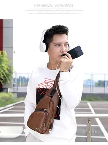 Sac de poitrine en cuir PU marron avec port USB porté par un mannequin en blanc