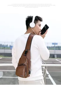 Vue latérale du sac de poitrine pour homme en similicuir marron avec port USB
