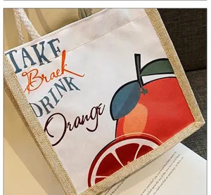 Detail van canvas draagtas met oranje print, linnen bies en katoenen touwhandvaten