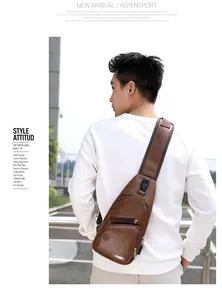 Vue détaillée du sac bandoulière en cuir PU marron avec port USB et poches zippées