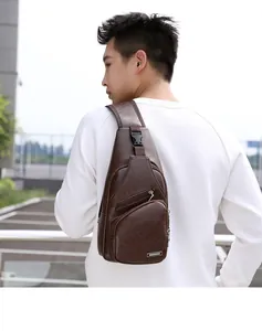 Détail d'un sac bandoulière en cuir PU marron foncé avec fermetures éclair et texture