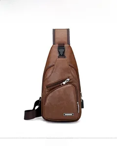 Détail du sac de poitrine en cuir PU marron avec texture litchi et poches zippées