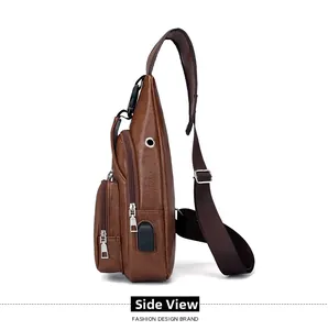 Vue latérale du sac de poitrine en cuir marron foncé avec port USB et prise casque