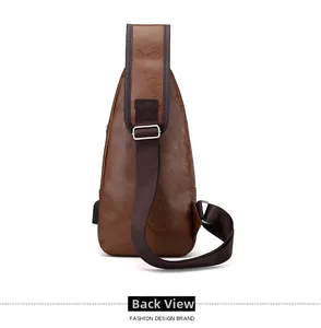 Vue détaillée du dos d'un sac bandoulière en cuir PU marron avec port de charge USB