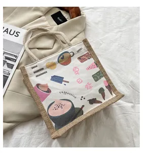 Detail van vintage canvas tas met koffie-illustraties en rustieke handvaten