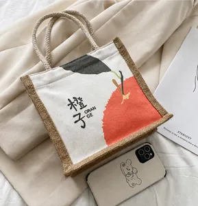 Draufsicht auf künstlerische Segeltuchtasche mit Orangendruck und Leinenbesatz