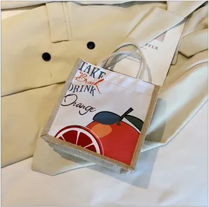 Detailopname van een canvas tas met sinaasappelprint en gevlochten texturen