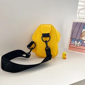 Dettaglio della borsa a tracolla in tela giallo brillante con cinturino in nylon nero