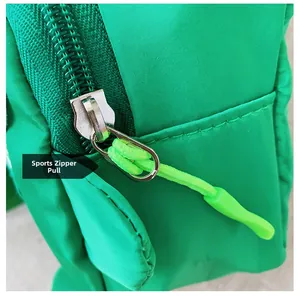 Detail der grünen Nylon Kindertasche mit langlebigem Metallreißverschluss und Sport-Kordelzug