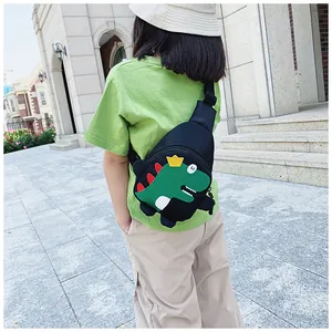 Rückansicht eines Kindes mit der schwarzen Dinosaurier-Brusttasche und grünem Patch