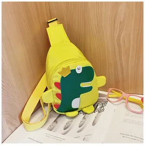 Detail der gelben Kinder-Dinosaurier-Brusttasche mit verstellbarem Gurt auf Holz