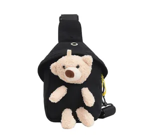 Simpatico borsello a tracolla in tela nera con decorazione orsetto di peluche marrone