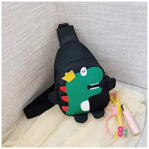 Detailansicht einer schwarzen Dino-Brusttasche für Kinder mit grünem Patch auf Stoff
