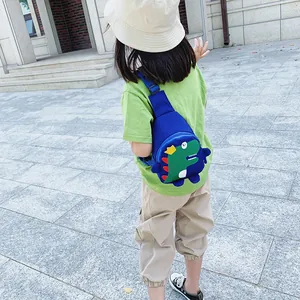 Niedliche blaue Dinosaurier Brusttasche für Kinder mit Krone für Outdoor und Freizeit