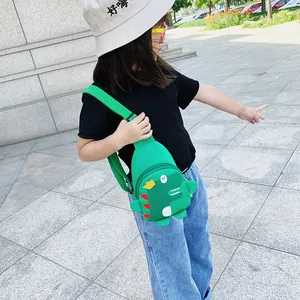 Grüne Dino-Brusttasche für Kinder mit 3D-Hörnern und verstellbarem Gurt für draußen
