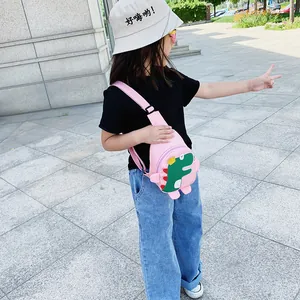 Rosa Dinosaurier-Brusttasche für Kinder mit verstellbarem Gurt in Parkumgebung gezeigt